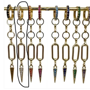 Långt L8h örhänge  - Super snyggt långt guldigt örhänge från L8hasselblad. Den har kvar sin guldiga färg. Köpt för 650kr. Kan gå för lägre pris 💕