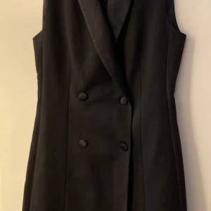 Klänning från Zara - Mini klänning från ZARA, använd fåtal gånger, strl M. Köparen står för frakt