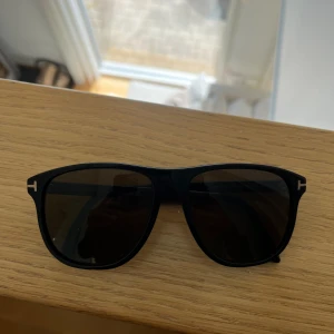 TOM FORD - Tja! Säljer dessa Tom Ford solglajjorna i nästan exakt samma form som de populära rayban boyfriend! Dem är otroligt snygga och i helt perfekt skick utan en ända skroma! 