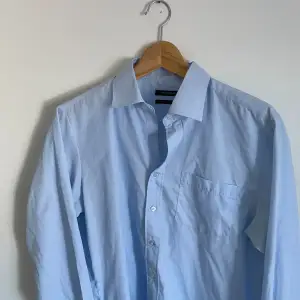 Blå dressman skjorta. Nästan oanvänd bara haft den i garderoben. 