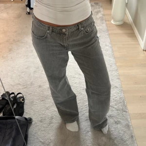 Grå Jeans, NA-KD - Super snygga gråa jeans ifrån nakd, använda fåtal gånger. Säljer då dom inte kommer till användning.