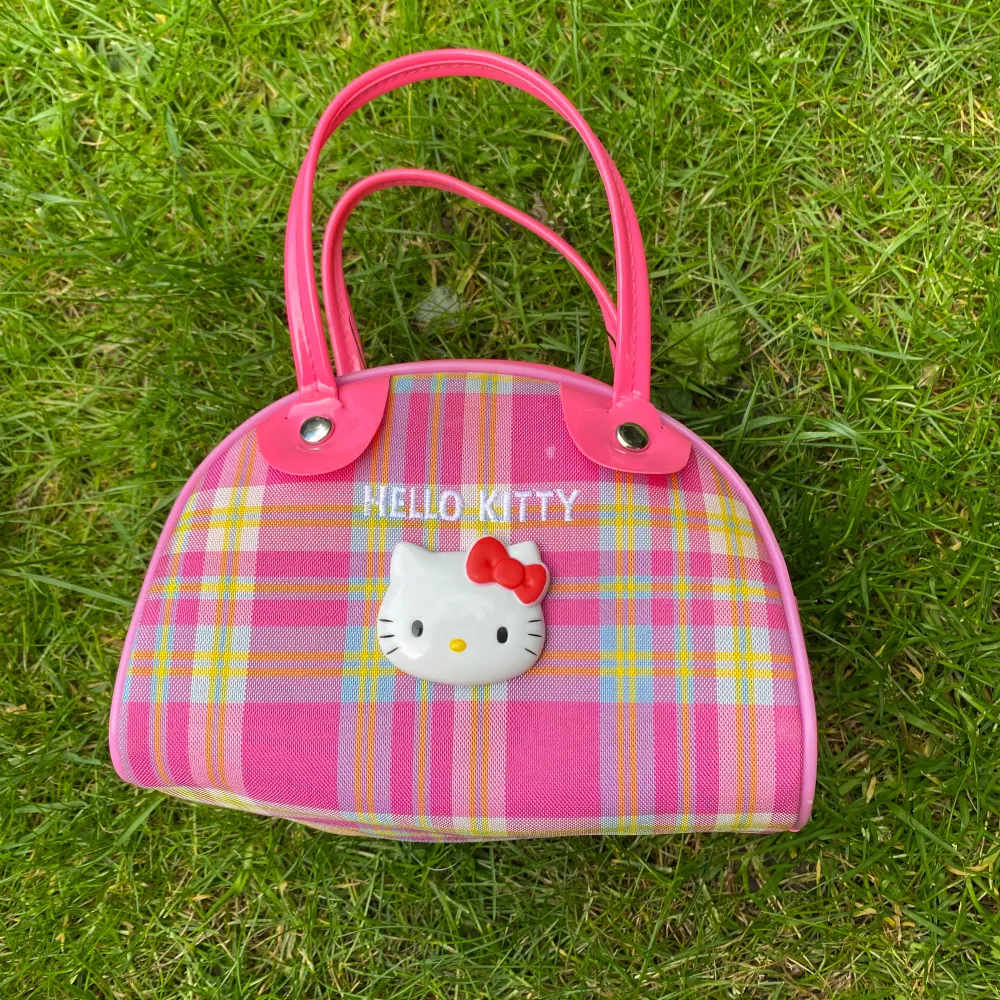 Liten hello Kitty väska köpt i Korea.  Bra skick den har några fläckar men det går att måla över med rosa färg eller penna. 80 kr . Accessoarer.