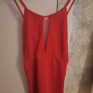 Snygg röd topp zara - Så snygg röd/orange topp från zara i storlek xs, men knyt i ryggen!❤️❤️