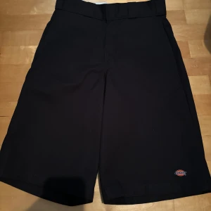 Dickies shorts - Dickies shorts loose fit, Säljer pga lite små. Passar dig som har S/M. Då jag har large blev dom för små. 300kr snabb affär
