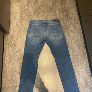 Replay jeans - Jeansen är i utmärkt skick och är i storlek 32. De passade mig jättebra och jag är 185 cm lång