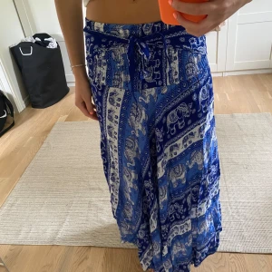 Långkjol  - Jätte fin långkjol! Köpt i Thailand så vet därav inte vilken storlek det är men skulle gissa på s/m💛