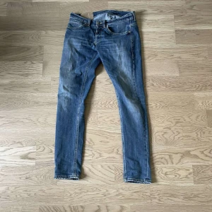 Dondup  - 🔵säljer nu dessa grymt feta dondup jeans i bra skick, 7,5/10 storlek 35 men sitter mer som 32, vid minsta fundering är det bara att höra av sig 🤝