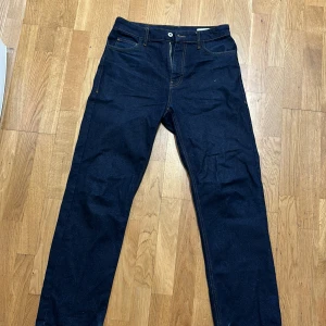 Straight fit jeans - Straight fit jeans, storlek 32-32, säljer för de inte kommer till användning. Skriv gärna om du har frågor.