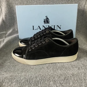 Lanvin skor  - Stilrena lanvin skor | skicket är bra utöver cap toen som har några repor inte så synlig. Finns en defekt på ena skons snöre, skriv för bild. | storlek uk 10 ~ 45 eu. | endast skorna ingår. | skriv vid frågor. 