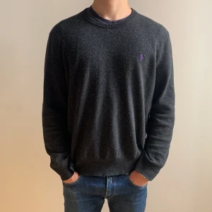 Ralph lauren stickad tröja 🐎 - En stickad Polo Ralph lauren tröja som är i 100%Merino ull. Skön och snygg tröja till sommarkvällar och passar bra med en skjorta. Storlek S. Han på bilden är över 170cm och väger ungefär 60kg. Skriv gärna till mig för funderingar eller övrigt.😇