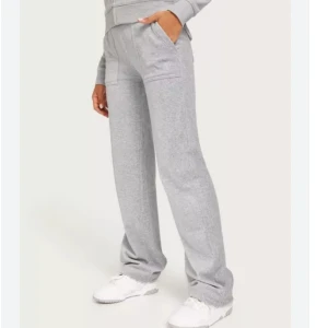 Gråa juicy byxor  - Säljer mina gråa juicy couture byxor för en rimlig peng. Byxorna är i använt skick och snöret saknas💗 I storlek XS  