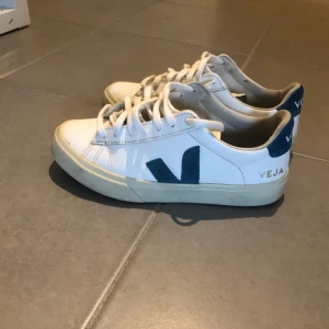 Veja i nyskick  - Knappt använda svej skor Stl 36-37 Från zalando 