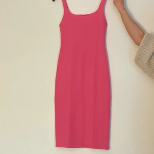 Rosa klänning  - En fin sommarklänning från zara som använts två gånger. Klänningen har en skön material och har även lite stretch.  