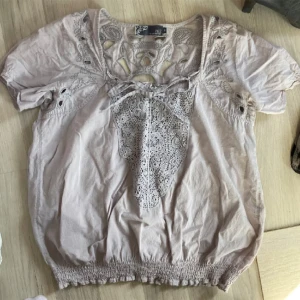 Blus - Jätte fin blus med massa  blommiga mönster. Snören som man knyter till rosett 🎀 längst fram. Fina detaljer på bakdelen också💗 Skönt material!  Nyttskick!