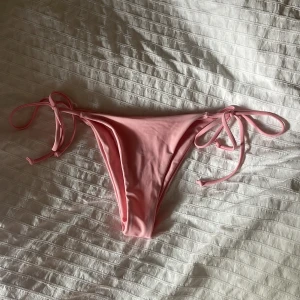 Rosa bikiniunderdel  - Söt bikiniunderdel som jag säljer pg av att den inte passar. Aldrig använd och i bra skick
