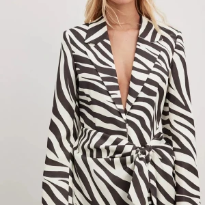 Oanvänd NA-KD klänning - Zebramönstrad klänning i st S