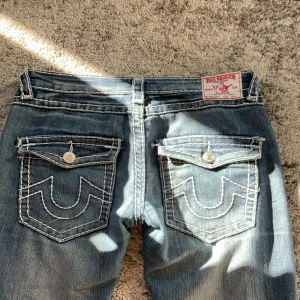 True religion jeans - Ett par jätte snygga true religion jeans, bootcut, lågmidjade är lite slitna men ändå snygga Säljer dom för de är lite för långa o lite för stora på mig midjemått är 84cm, innerbensmått är 80cm, skickar genom postnord skriv om ni är intresserade ❤️