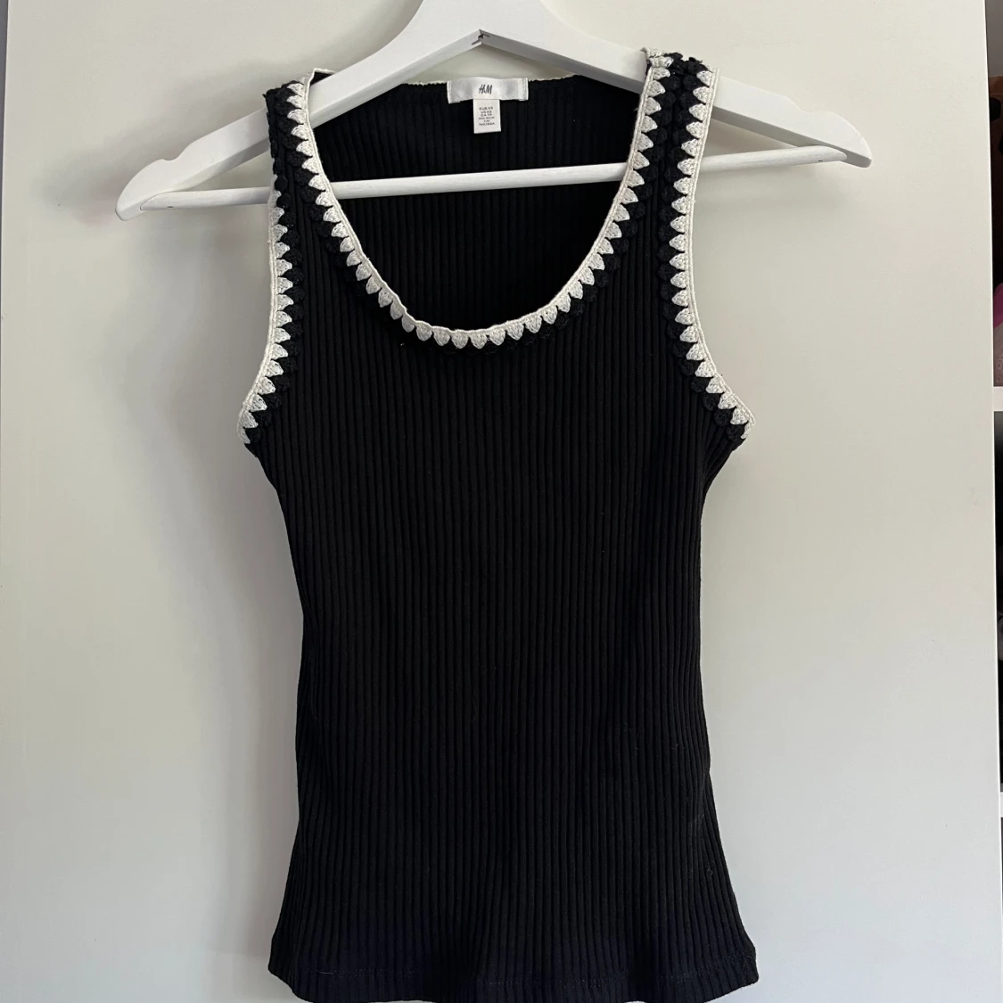 Linne med virkade detaljer