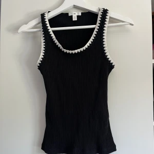 Linne med virkade detaljer - Otroligt coolt linne med virkade detaljer