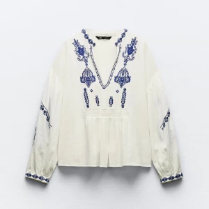 zara blus - vit och blå blus från zara i nyskick som inte kommer till användning💞pris kan såklart diskuteras