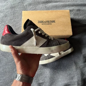 Zadig & voltaire skor - Unika Zadig & Voltaire skor som passar perfekt till allt! Hör av dig vid frågor och funderingar! Pris kan diskuteras🤝