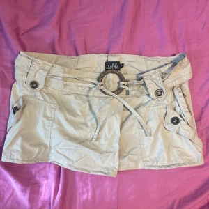 Cargo kjol - En jättefin miniskirt från märket isolde 💕priset går att diskutera och om du har någon fråga är det bara att skriva! Midjan är 40 cm rakt över och kjolen är 25 cm lång. Bältet ingår 🤗. Har sytt upp den så att den är ännu kortare än den var köpt ❤️❤️