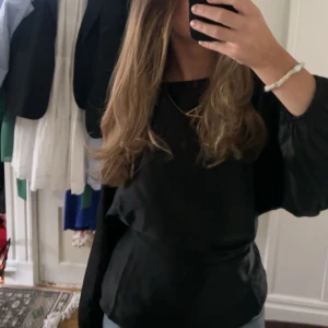 svart satinblus  - svart satinblus, köpt här på plick❤️