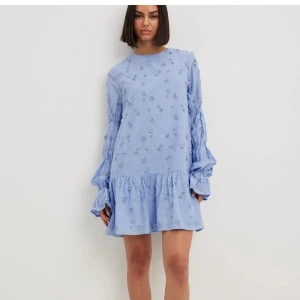 Klänning nakd - Säljer denna fina klänning från nakd men köpt här på Plick.. var tyvärr för stor för mig.  Fler bilder finns att få privat. 