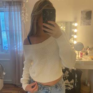 Sval skickad tröja från gina tricot, man kan ha den som off-shoulder - lite som man vill🩷 har en pytteliten defekt på högra armen, men ingen man tänker på, tröjan är hyfsat kort (se bild) storlek xs 🩷