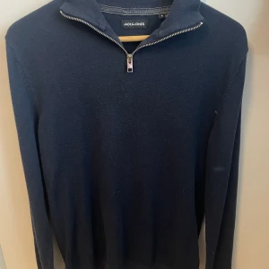 Jack & Jones half zip - Säljer denna half-zippen från Jack & Jones. Använder den inte längre. Den har ett ihop sytt hål som absolut inte syns. Skriv i dm för fler bilder eller frågor!