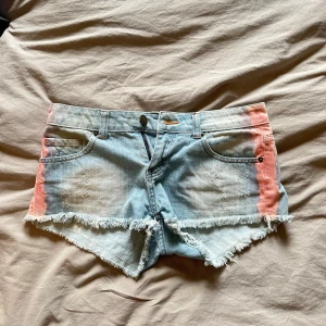 Coola shorts! - Super snygga lågmidjade shorts som är rosa på sidan! Tyvärr försmå för mig💞