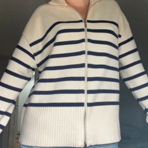 Randig kofta🤍💙 - Så mysig och skön kofta från zara, knappt använd💙