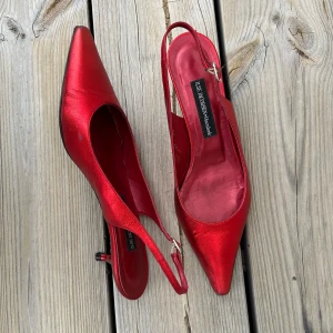 Låga röda klackar - Söta röda klackar med en låg klack👠 Skimmrigt röda. Lite slitningar på undersidan, annars bra skick. Märket är Ilse Jacobsen Hornbæk. Storlek 38 