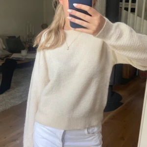 Superfin stickad tröja som passar perfekt till kalla sommarkvällar😙 - Jättebra skick knappast använd, bra matrial som inte nopprar. Nypris var runt 500