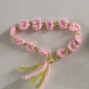 Jättefint armband med rosa blommor!! Gjord av garn!! Skriv vid intresse (sorry för suddig bild)💗💗