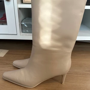 Oanvända klackar - Säljer dessa boots då dem inte används, helt oanvända och endast testade.