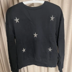 Tröja  - Sweatshirt med glittriga stjärnor, aldrig använd 