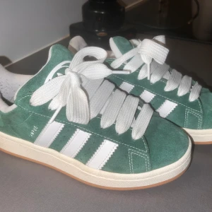 gröna adidas campus 00s - haft på mig endast två gånger, nypris på boozt.com där jag köpte de är 1230 kr, dessutom är de slutsålda. jag säljer för storleken va för liten på mig. strl 38. på sista bilden kan man se att de är knappt använda☺️☺️