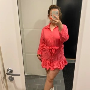 Skjortklänning från Zara - Världens sötaste skjortklänning från Zara storlek XL enligt lapp men skulle mer säga S/M ! Kort modell! Använd fåtal gånger