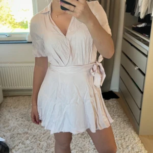 Sommarklänning  - Ljusrosa sommarklänning från zara. Knyter runt midjan. 