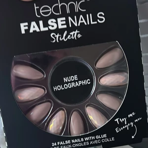 Lösnaglar  - Köpta för 50kr, säljs då dom inte kommer till användning , beige nude färg med några holographic🩷oöppnad alla är kvar 