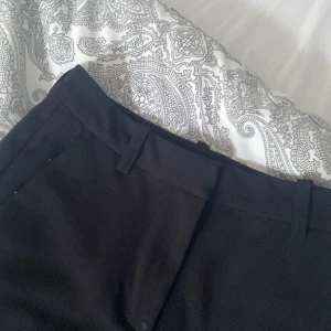 Kostymbyxor  - Kostymbyxor från Vero Moda i bra skick, de är Bootcut! Hör av er vid frågor💘