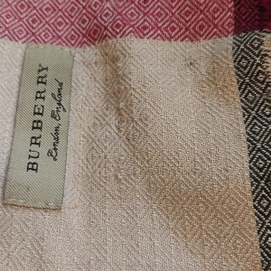 Burberry halsduk - Äkta Burberry halsduk, köpte sin i vintras är knappt använd. Är det fint skick