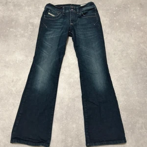 Vintage diesel jeans - Diesel ronhar low Rise jeans. Från 2000-talet. Low waist Bootcut jeans. Storlek W28 L30. Mått: midja 36 cm, innerben 75 cm, längd 95 cm, benöppning 23 cm. Marinblå / navy färg. Stretchiga 