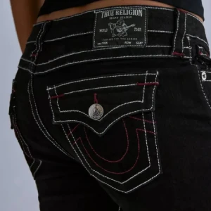 True Religion🌹🖤 - Intressekoll för dem snyggaste low waisted True religion jeansen som är köpta på NK för 1999kr ungefär🌹Aldrig använda så därför säljs dem🖤🖤 Helt slutsålda nästan överallt🤩 40cm tvärsöver midjan men kan stretchas till 47cm. 75cm i innerbenslängd🤍