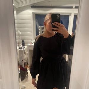 Svart klänning med öppen rygg  - Aldrig använd klänning från hm som är jättefin till sommaren♥️♥️