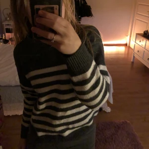 Randig stickad tröja  - Säljer nu min randiga stickade tröja som inte längre kommer till användning. Finns inga lappar i den, men skulle säga att den är i xs/xxs 💗