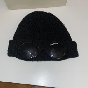 Cp company mössa - Svart cp company mössa köpt för 1600kr på wonder använt rätt så mycket så säljer för 900 pris kan diskuteras 