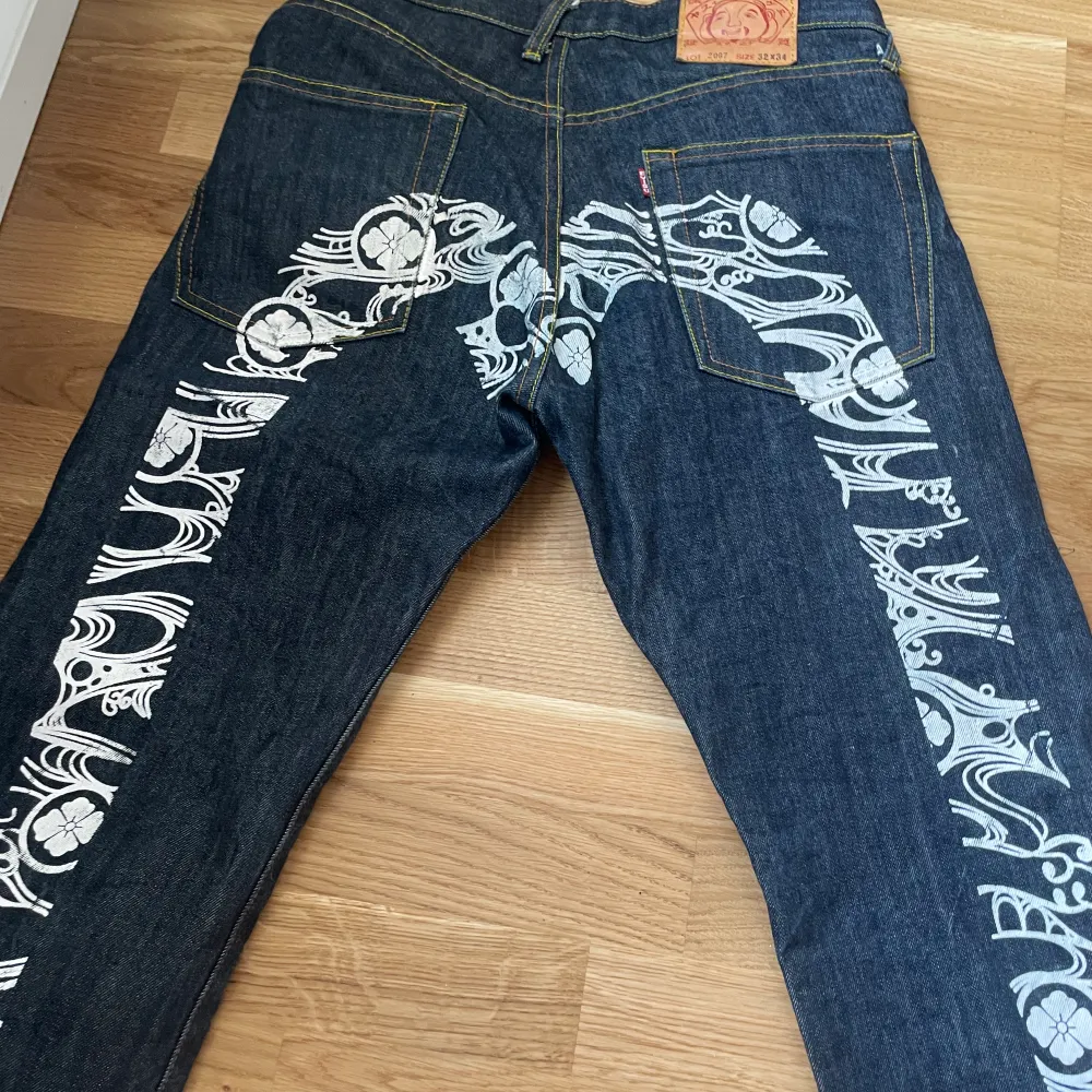 säljer nu mina feta Evisu jeans! jeansen är i bra skick, finns små slitningar längst ner på jeansen😊. Jeans & Byxor.