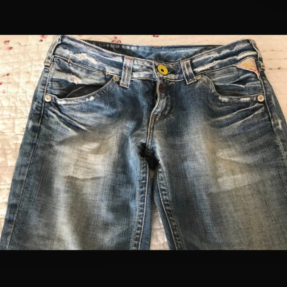 Jättesnygga replay jeans som är lågmidjade 🌸. Jeans & Byxor.